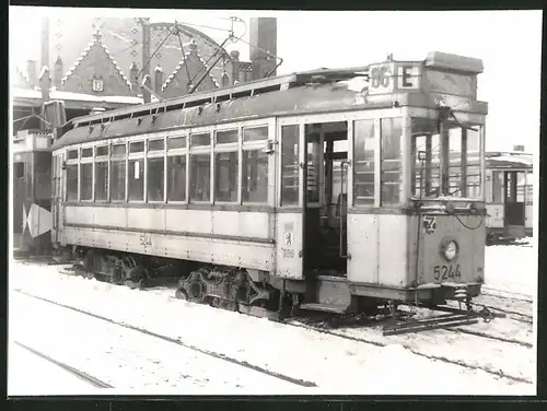 Fotografie unbekannter Fotograf, Ansicht Berlin-Köpenick, Strassenbahn-Triebwagen nr. 5244 vor Depot im Winter