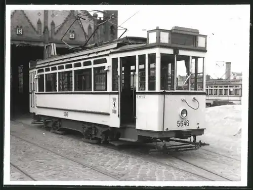 Fotografie unbekannter Fotograf, Ansicht Berlin-Köpenick, Strassenbahn-Triebwagen Nr. 5646 am Betriebshof-Depot