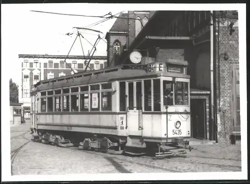 Fotografie unbekannter Fotograf, Ansicht Berlin-Köpenick, Strassenbahn-Triebwagen Nr. 5435 vor Betriebshof-Einfahrt