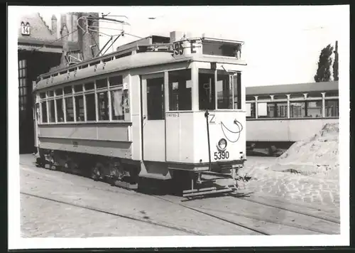 Fotografie unbekannter Fotograf, Ansicht Berlin-Köpenick, Strassenbahn-Triebwagen Nr. 5390 vor Depot-Einfahrt