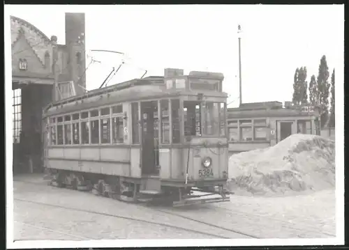 Fotografie unbekannter Fotograf, Ansicht Berlin-Köpenick, Strassenbahn-Triebwagen Nr. 5384 bei Depot-Einfahrt