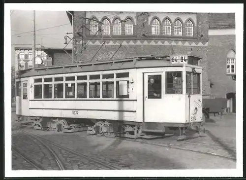 Fotografie unbekannter Fotograf, Ansicht Berlin-Köpenick, Strassenbahn-Triebwagen Nr. 5374 am BVG-Betriebshof