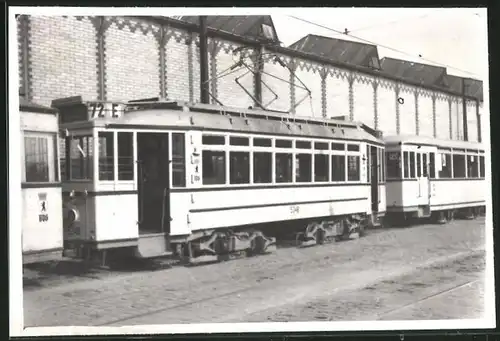 Fotografie unbekannter Fotograf, Ansicht Berlin-Weissensee, Puccinistrasse, Strassenbahn-Triebwagen Nr. 5348 neben Depot