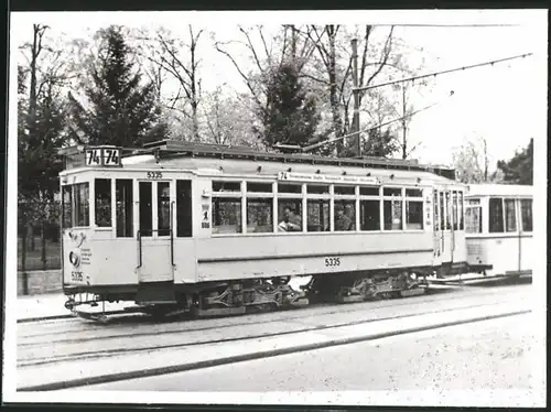 Fotografie unbekannter Fotograf, Ansicht Berlin, Finkensteinallee, Strassenbahn-TriebwagenNr. 5335 der Linie 74