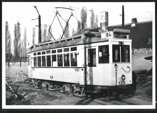 Fotografie unbekannter Fotograf, Ansicht Berlin-Köpenick, Strassenbahn-Triebwagen Nr. 5325, Linie 84 auf dem Betriebshof