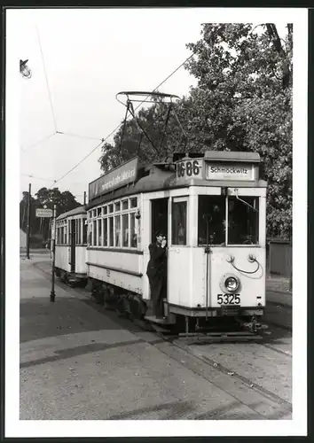 Fotografie unbekannter Fotograf, Ansicht Berlin, Bahnhof Grünau, Strassenbahn-Triebwagen Nr. 5325 Richtung Schmöckwitz