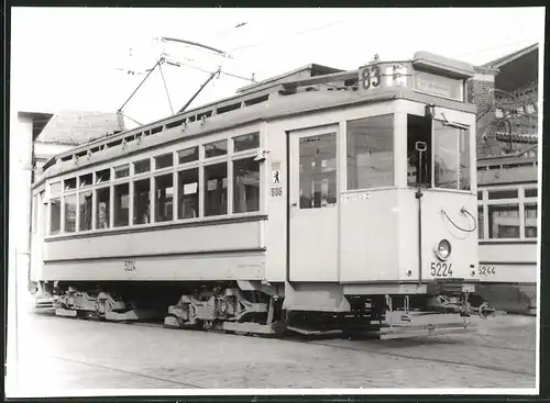 Fotografie unbekannter Fotograf, Ansicht Berlin-Köpenick, Strassenbahn-Triebwagen Nr. 5224 auf Betriebshof-Einfahrt