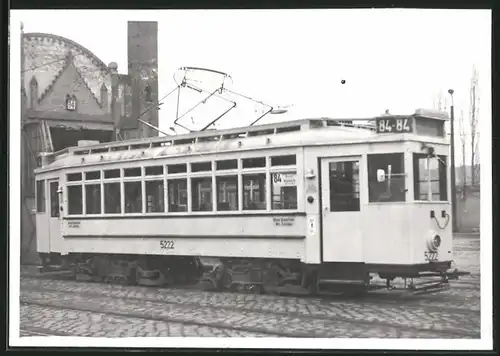 Fotografie unbekannter Fotograf, Ansicht Berlin-Köpenick, Strassenbahn-Triebwagen Nr. 5222 vor Betriebshof-Depot