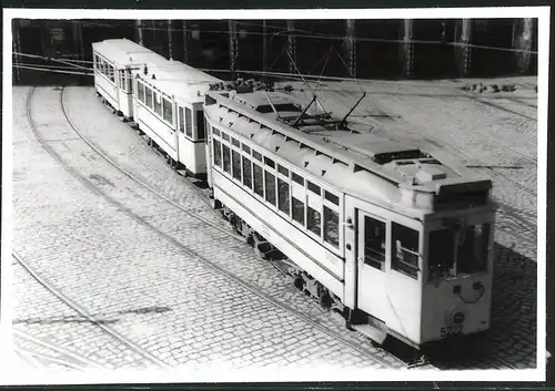 Fotografie unbekannter Fotograf, Ansicht Berlin-Köpenick, Strassenbahn-Triebwagen 5222 verlässt das Depot