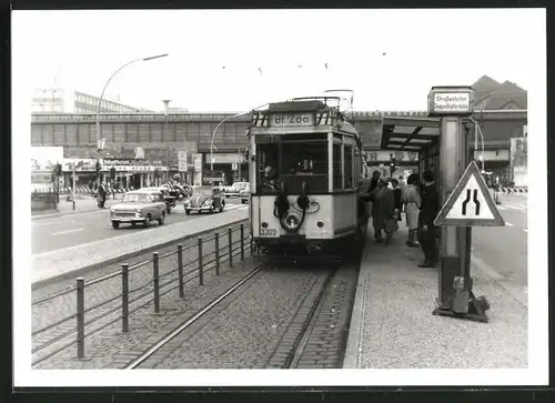 Fotografie unbekannter Fotograf, Ansicht Berlin, Bahnhof Zoo, Strassenbahn-Triebwagen Nr. 3309 an der Endhaltestelle