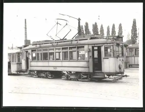 Fotografie unbekannter Fotograf, Ansicht Berlin-Köpenick, Strassenbahn-Triebwagen Nr. 5400 auf dem Betriebshof