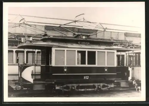 Fotografie unbekannter Fotograf, Ansicht Berlin-Wedding, Müllerstrasse, Strassenbahn-Triebwagen Nr. H12 neben Depot