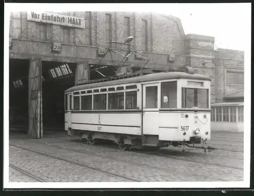 Fotografie unbekannter Fotograf, Ansicht Berlin, Niederschöneweide, Strassenbahn-Triebwagen Nr. 5617 vor Depot Einfahrt