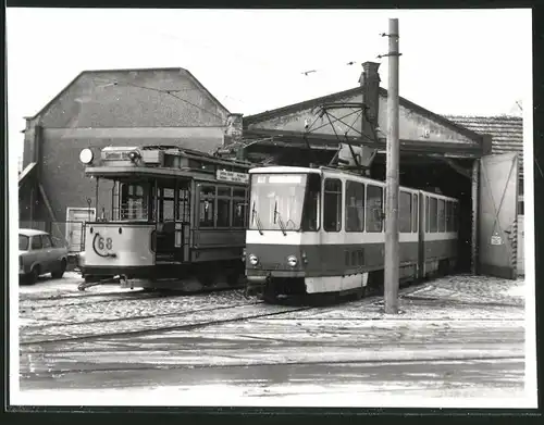 Fotografie unbekannter Fotograf, Ansicht Berlin, Alt Schmöckwitz, Strassenbahn-Triebwagen Nr. 68, Museumszug am Depot