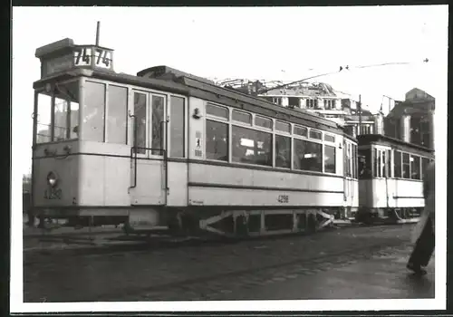 Fotografie unbekannter Fotograf, Ansicht Berlin-Mitte, Spittelmarkt, Strassenbahn-Triebwagen nr. 4298 der Linie 74