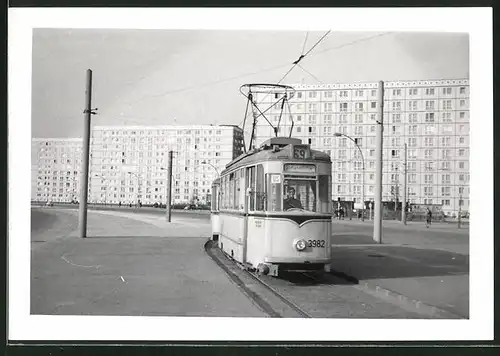 Fotografie unbekannter Fotograf, Ansicht Berlin, Wallnerstrasse Ecke Alexanderstrasse, Strassenbahn-Triebwagen nr. 3982