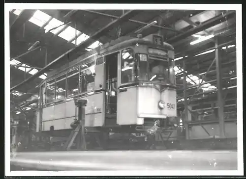 Fotografie unbekannter Fotograf, Ansicht Berlin-Köpenick, Strassenbahn-Triebwagen Nr. 5041 beim Radsatzwechsel 1968