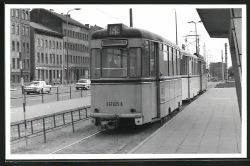 Fotografie unbekannter Fotograf, Ansicht Berlin, Bahnhof Schöneweide, Strassenbahn-Triebwagen Nr. 267035-0, Linie 69