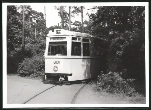 Fotografie unbekannter Fotograf, Ansicht Berlin-Grünau, Strassenbahn-Triebwagen Nr. 8001 in Wendeschleife am S-Bahnhof