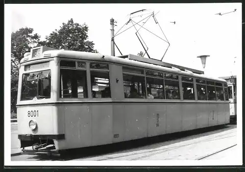 Fotografie unbekannter Fotograf, Ansicht Berlin-Grünau, Strassenbahn-Triebwagen Nr. 8001 am S-Bahnhof Grünau