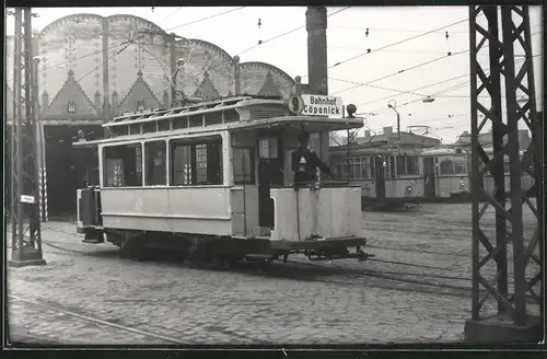 Fotografie unbekannter Fotograf, Ansicht Berlin-Köpenick, Strassenbahn-Triebwagen am Betriebshof-Depot