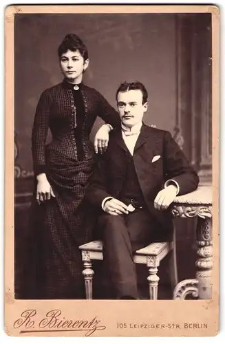 Fotografie R. Bierentz, Berlin-W., Leipzigerstrasse 105, Portrait junges Paar in eleganter Kleidung