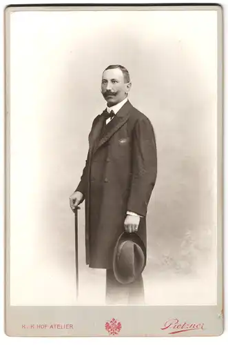 Fotografie Pietzner, Wien, Mariahilferstrasse 3, Portrait junger Herr im Mantel mit Moustache