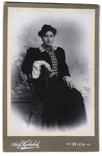 Fotografie Adolf Kubalek, Wien, Gersthoferstrasse 28, Portrait junge Dame in hübscher Kleidung