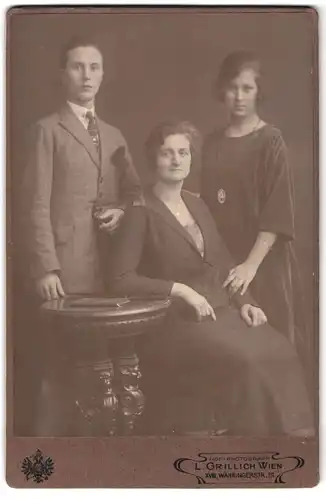 Fotografie L. Grillich, Wien, Währingerstrasse 91, Portrait bürgerliche Dame mit älterer Tochter und Sohn