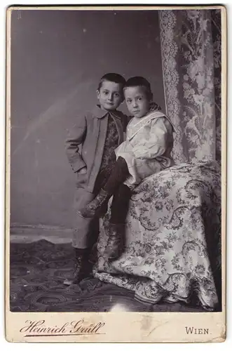 Fotografie Heinrich Grüll, Wien-Döbling, Portrait zwei kleine Jungen in hübscher Kleidung