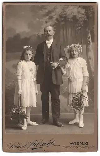 Fotografie Heinrich Albrecht, Wien, Simmeringerhauptstrasse 68, Portrait bürgerlicher Herr & zwei Mädchen mit Blumenkorb