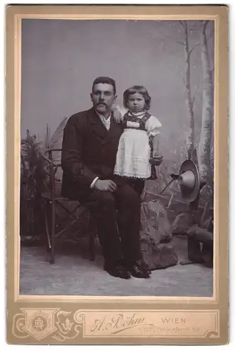 Fotografie August Böhm, Wien, Hütteldorferstrasse 101, Portrait bürgerlicher Herr mit kleinem Mädchen im Arm