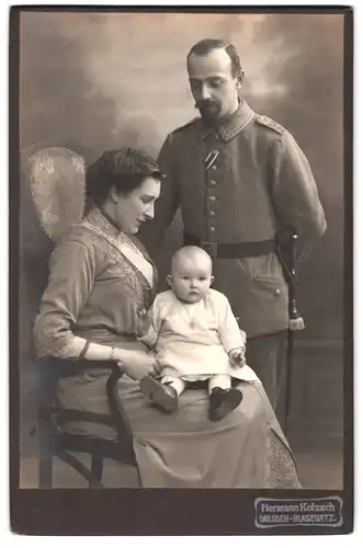 Fotografie Hermann Kotzsch, Dresden-Blasewitz, Portrait Soldat in Uniform mit Frau und Kleinkind