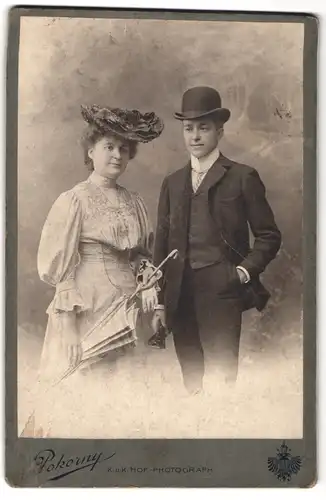 Fotografie Rupert-Pokorny, Wien, Mariahilferstrasse 55, Portrait bürgerliche Dame mit Schirm und jungem Mann