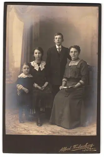 Fotografie Alfred Fritzsching, Löbau, Gartenstrasse, Portrait bürgerliche Dame mit einem Sohn und zwei Töchtern