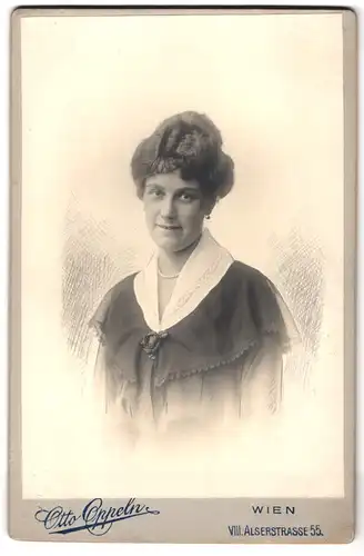 Fotografie Otto Oppeln, Wien, Alserstrasse 55, Portrait hübsch gekleidete Dame mit Halskette