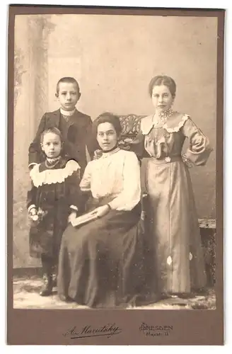 Fotografie A. Marutzky, Dresden, Maxstrasse 11, Portrait zwei junge Damen mit Jungen und Mädchen in hübscher Kleidung