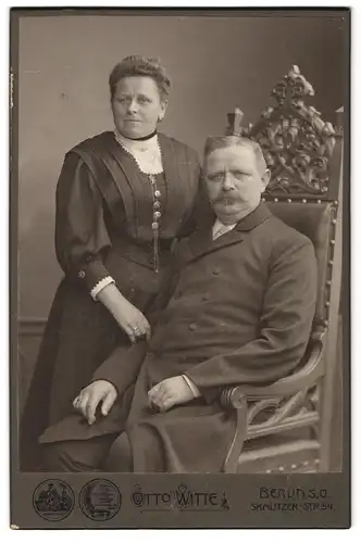 Fotografie Otto Witte, Berlin-SO, Skalitzer-Strasse 54, Portrait älteres Paar in zeitgenössischer Kleidung