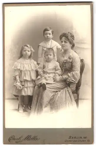 Fotografie Carl Müller, Berlin-W., Unter den Linden 15, Portrait bürgerliche Dame mit drei Kindern
