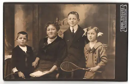 Fotografie Gebr. Strauss, München, Neuhauserstrasse 20, Portrait hübsch gekleidete Dame mit Buch und drei Kindern