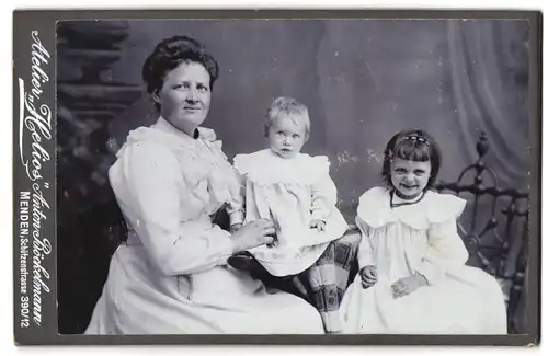 Fotografie Anton Böckelmann, Menden, Schützenstrasse 390 /12, Portrait weiss gekleidete Dame mit Kleinkind und Mädchen