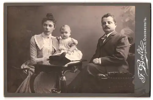 Fotografie F. Bolte, Oldenburg i /Gr., Portrait elegantes Paar mit einem Kleinkind