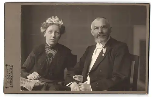 Fotografie Bernh. Krause, Kiel, Ringstrsse 83, Portrait älters Paar in hübscher Kleidung