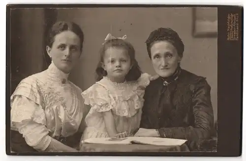 Fotografie Hahn Nachfolger, Dresden-Altstadt, Ferdinand-Strasse 11, Portrait zwei Damen in hübscher Kleidung mit Mädchen
