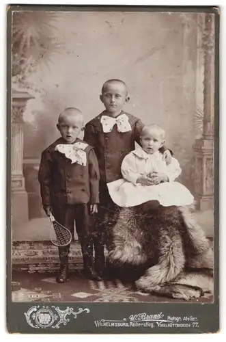 Fotografie Wilhelm Brand, Wilhelmsburg, Vogelhüttendeich 77, Portrait kleines Mädchen im Kleid & zwei Jungen