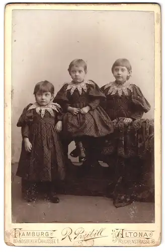 Fotografie R. Przibill, Hamburg-Altona, Reichenstrasse 18, Portrait drei Mädchen in karierten Kleidern