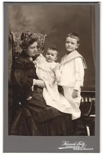 Fotografie Heinrich Fritz, Greiz, Weststrasse 6, Portrait bürgerliche Dame mit Kleinkind auf dem Schoss und Sohn
