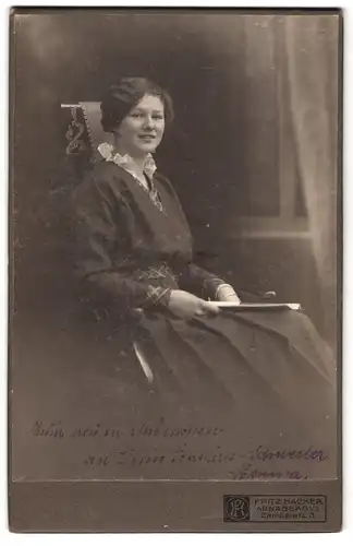 Fotografie Fritz Hacker, Annaberg i /S., Carlsplatz 3, Portrait modisch gekleidete Dame mit Zeitung