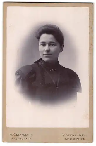 Fotografie H. Cleffmann, Vohwinkel, Kirchstrsse 9, Portrait junge Dame im Kleid mit Kragenbrosche