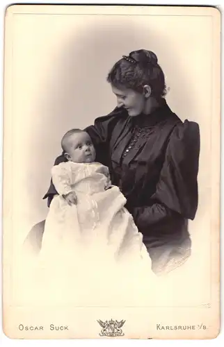 Fotografie Oscar Suck, Karlsruhe i /B., Portrait bürgerliche Dame mit Baby im Arm